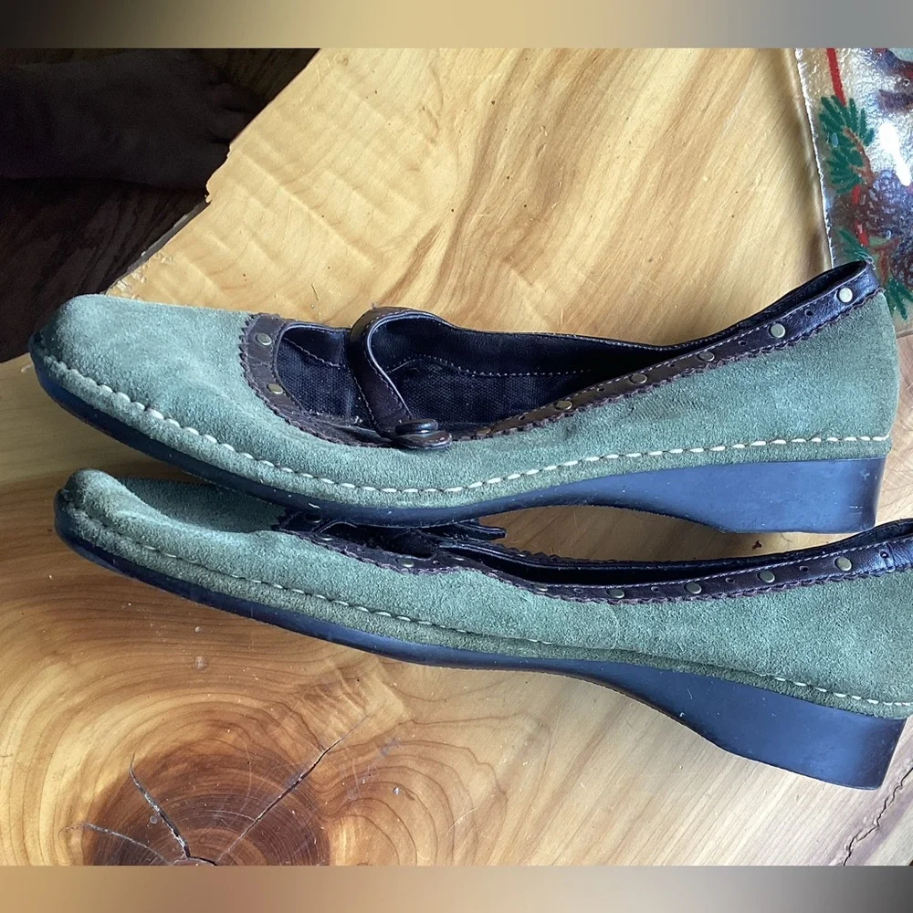 OLIVE Suede Loafers w/Brass Studs Round Toe  Sz 8 1/2 -9 NPLVC  Liz Claiborne
